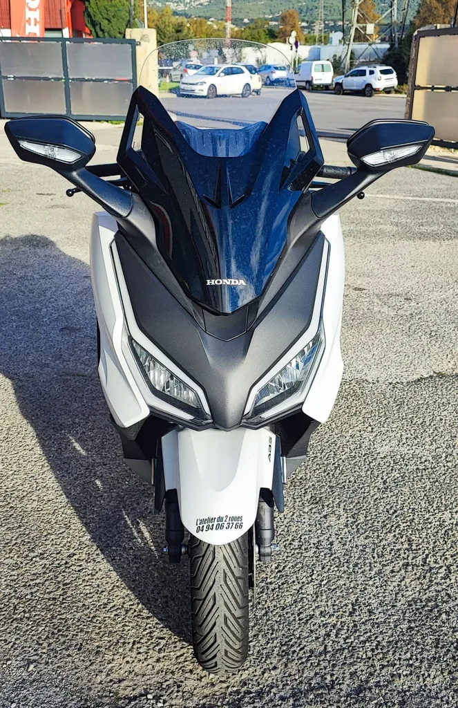 HONDA FORZA 350 DU 05/2024 AVEC 2200 KM.