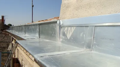 Pose de zinguerie en zinc pour la protection et l'étanchéité durable des murs et toitures traditionnelles d'une maison