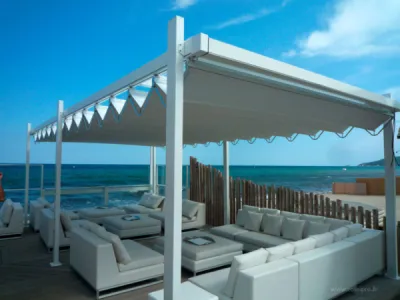 Installation d’une pergola sur une plage privée à Saint Tropez (83)