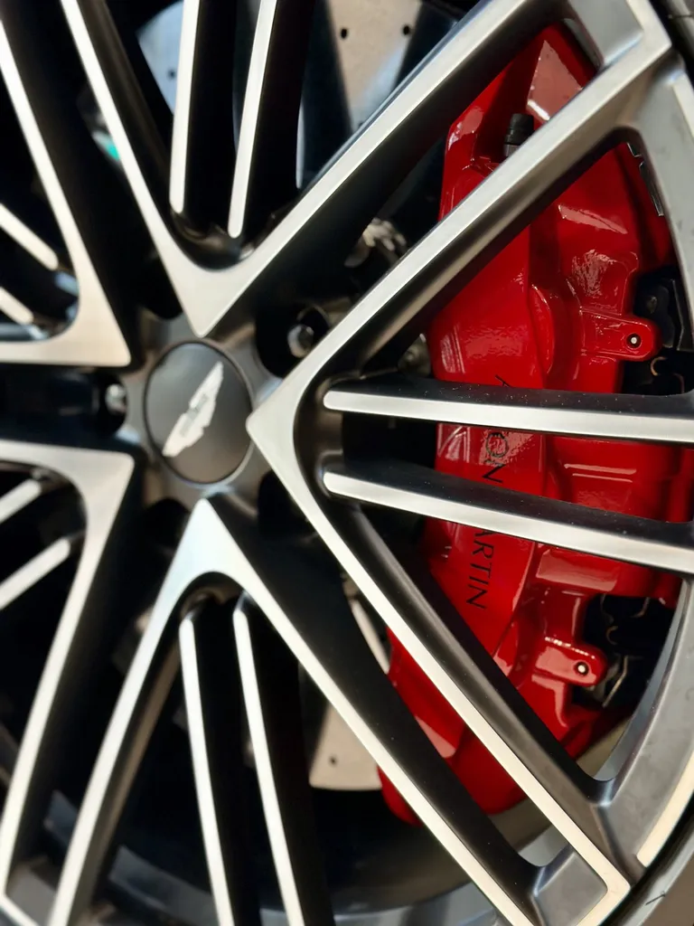 film plastique protection carrosserie film PPF Lyon traitement céramique DETAILING carosserie Aston Martin DB12 