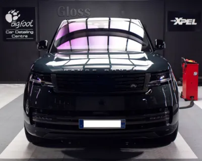 Découvrez l'élégance intemporelle du Range Rover Autobiography, magnifié par le traitement céramique Crystal Serum Ultra de Gtechniq. La garantie de 9 ans assure une protection durable contre les éléments, capturée dans chaque photo.