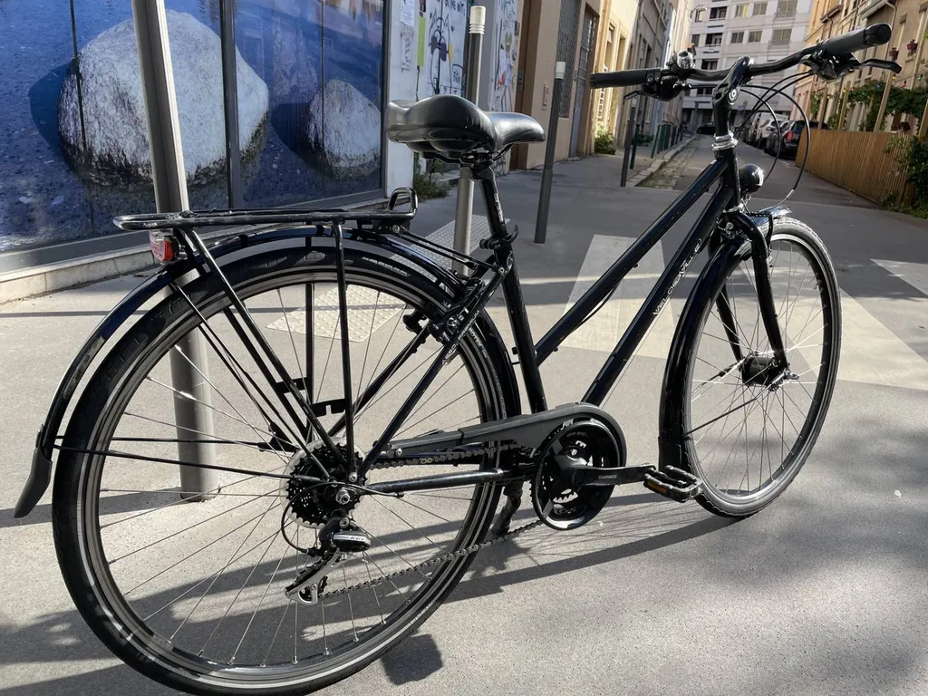 Location de vélo de randonnée pour femme avec sacoche à Lyon
