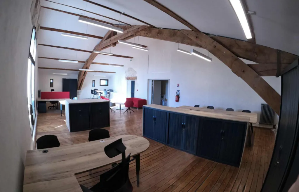 Aménagement d’un plateau de 240 m² pour la Mairie de Tarascon avec mobilier DE SEINE, tables LATITUDE et armoires à rideaux dans une ambiance rouge & bois