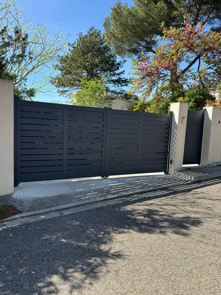 Mise en place d'un portail battant Kostum sur les Pennes Mirabeau