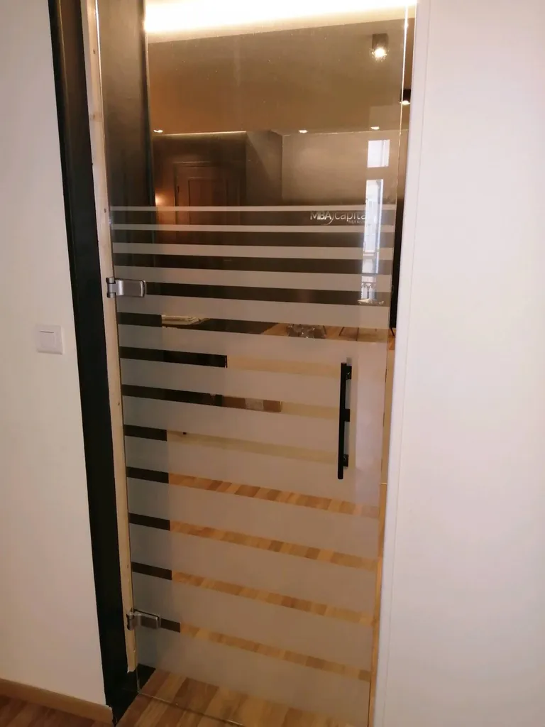 Bandes dépolies sur portes clarites. Toulon 83.