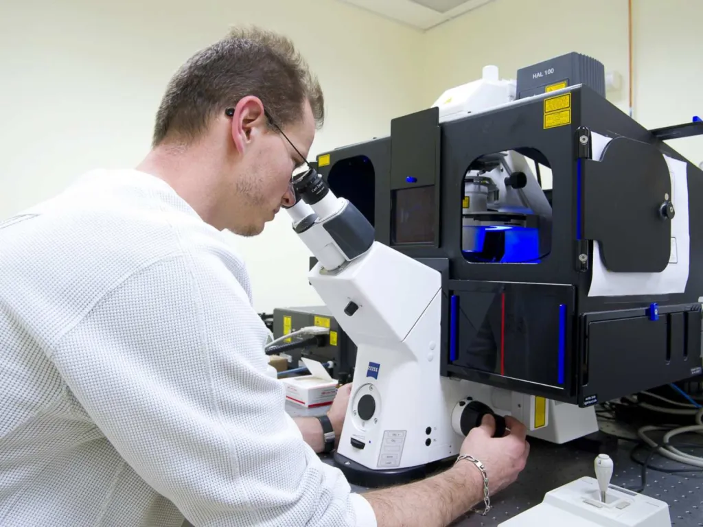 photographe spécialisé pour centre de recherche en santé microscope confocal