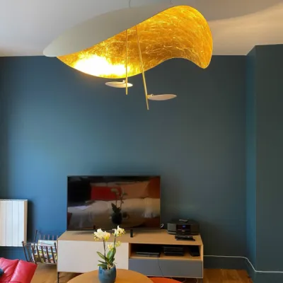 Détail de la suspension Lederam Manta dans un intérieur raffiné rénové au Parc Bordelais, par l'Atelier D. architecte d'intérieur à Bordeaux