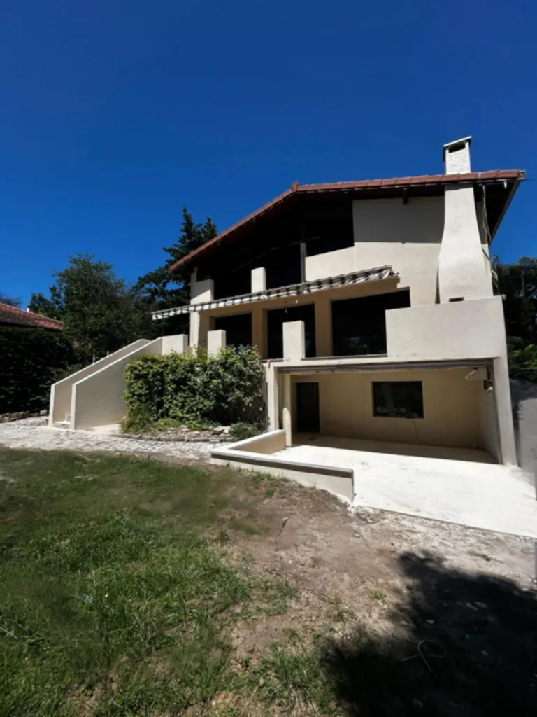Façade - Rénovation complète de maison individuelle des années 1970 avec menuiseries, sols, plomberie et finitions à La Tour de Salvagny proche de Lyon (69)