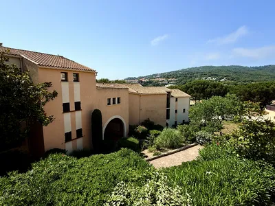 Les Issambres — Appartement 3 pièces de 34 m² entièrement rénové, dans une résidence prisée avec piscines et tennis, à deux pas de la plage