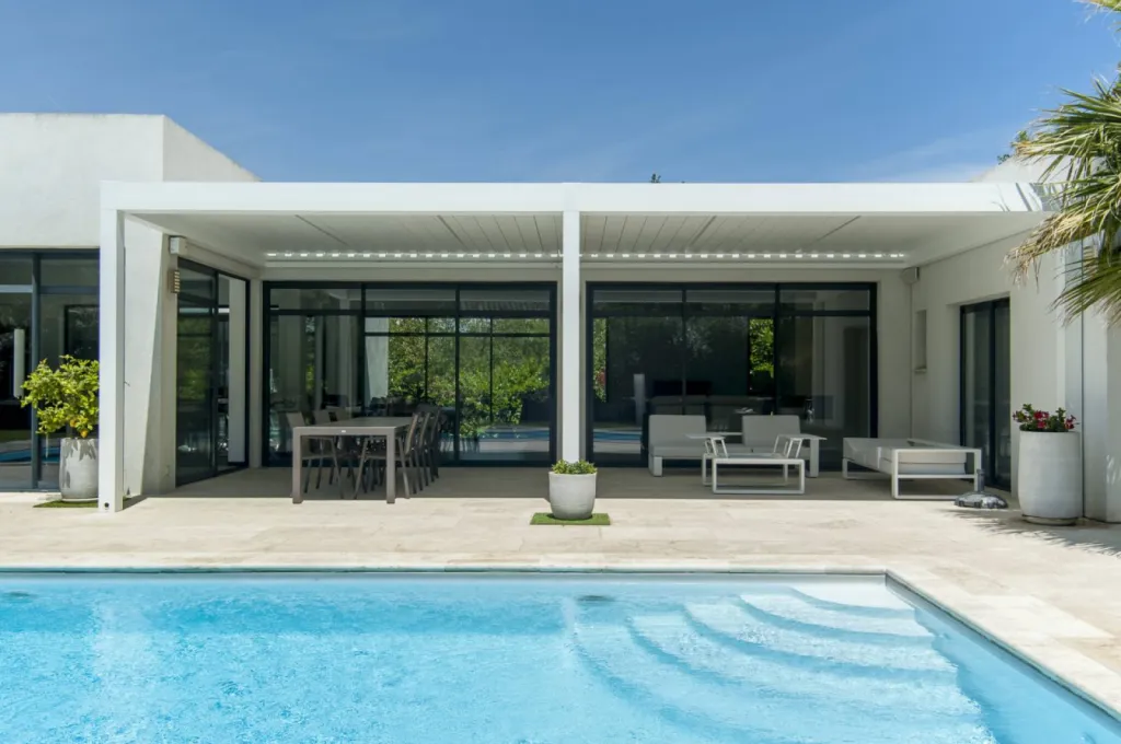 pergola bioclimatique lame orientale sur mesure salon de provence