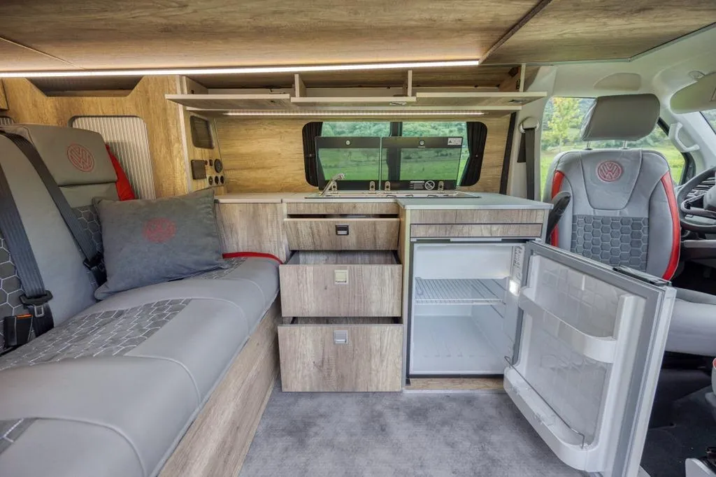 Spécialiste aménagement intérieur VW T6.1 Long full options à Annecy : transformation van premium en Haute-Savoie