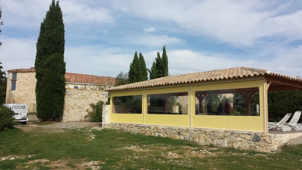 fermeture de terrasse avec stores verticaux