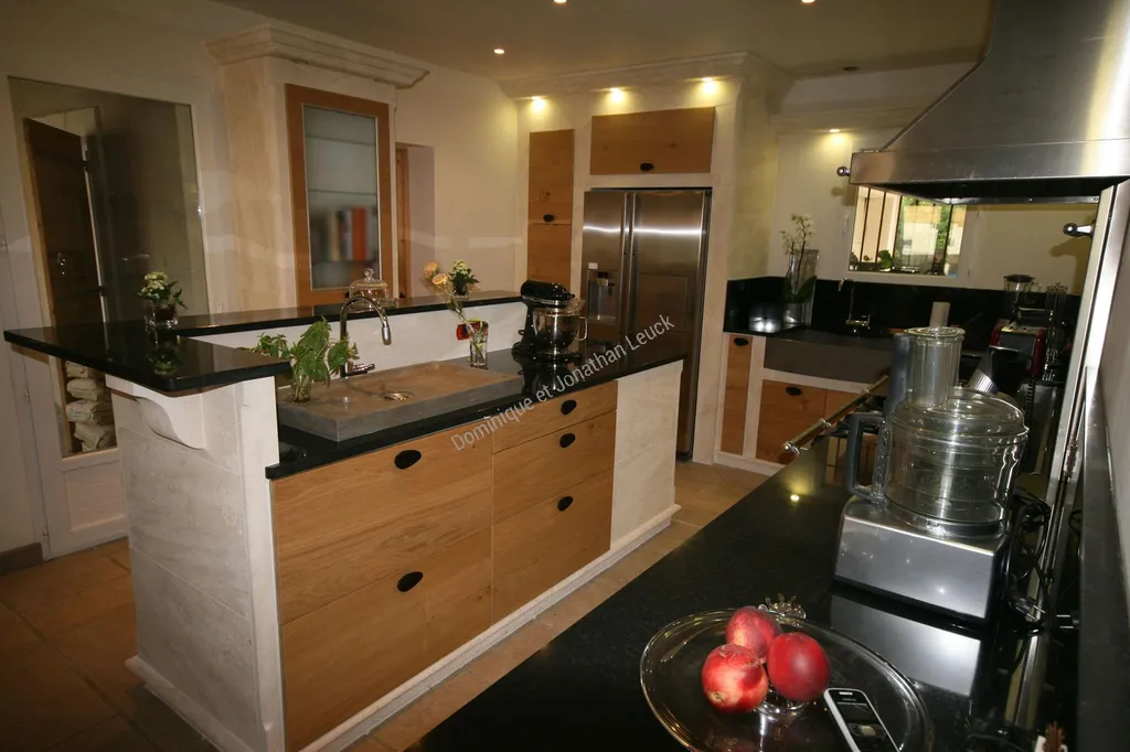 Cuisine en pierre blanche d'Estaillades