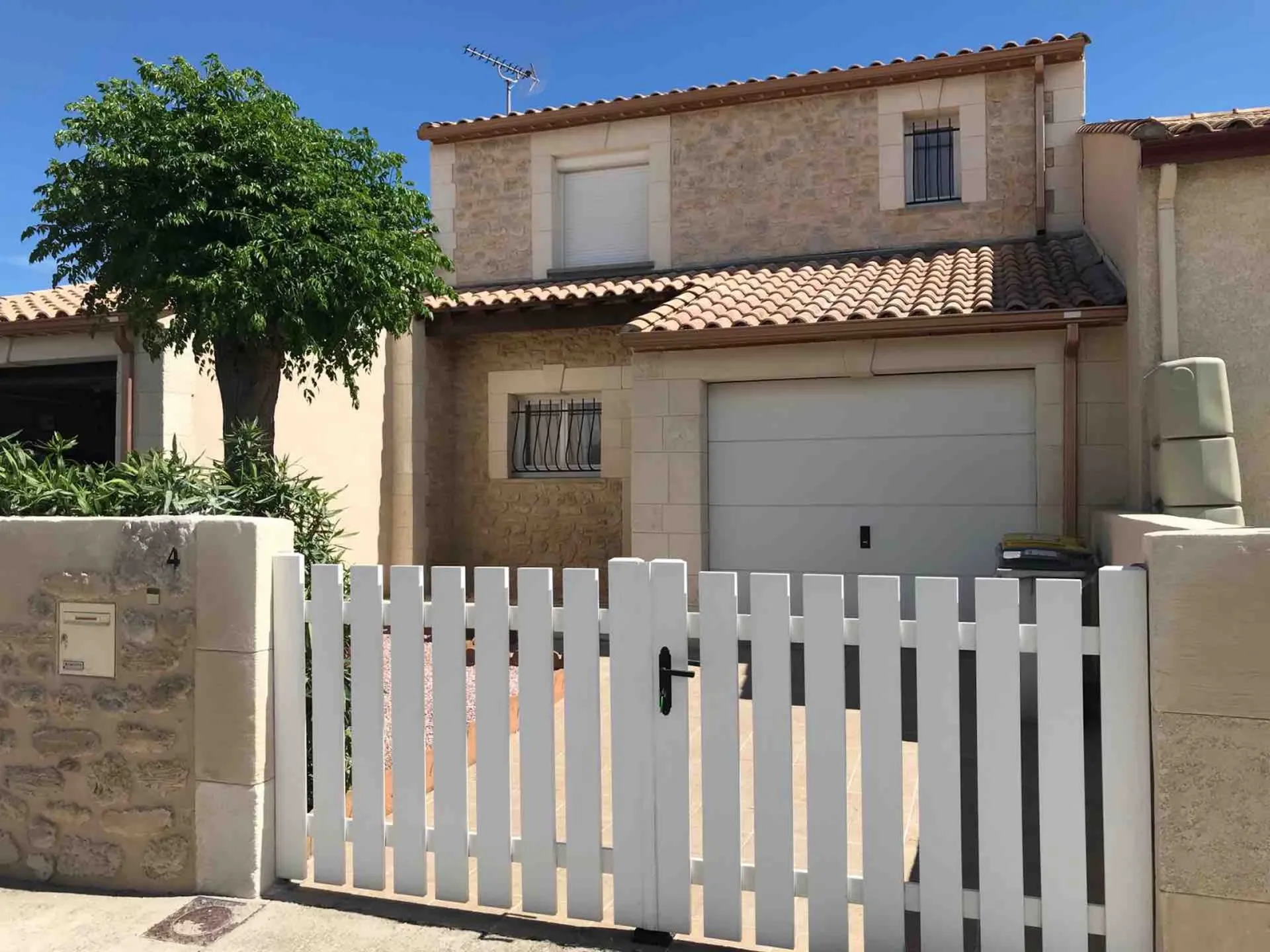 Ravalement d’une façade en effet pierre sur Marseillan proche de Sète