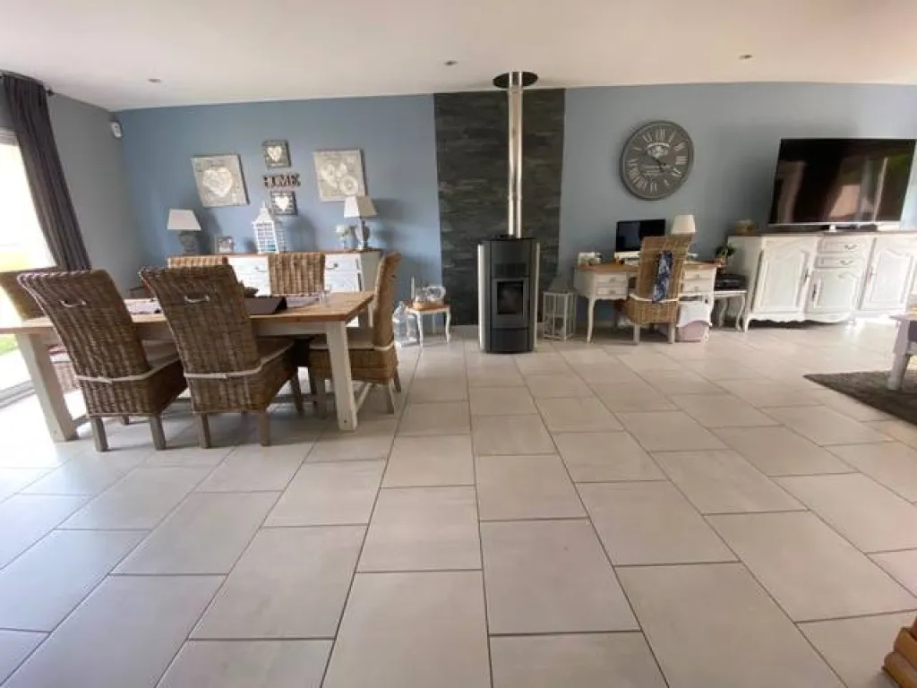 A acheter superbe maison contemporaine de 170 m² sur 7000 m² de terrain avec dépendance de 80m² proche Le Neubourg 27110