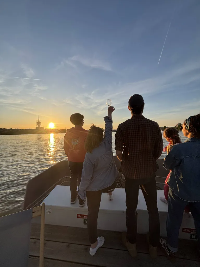 Embarquez pour une expérience inoubliable en chaland sur La Garonne à Bordeaux en Gironde pour une balade dépaysante!
