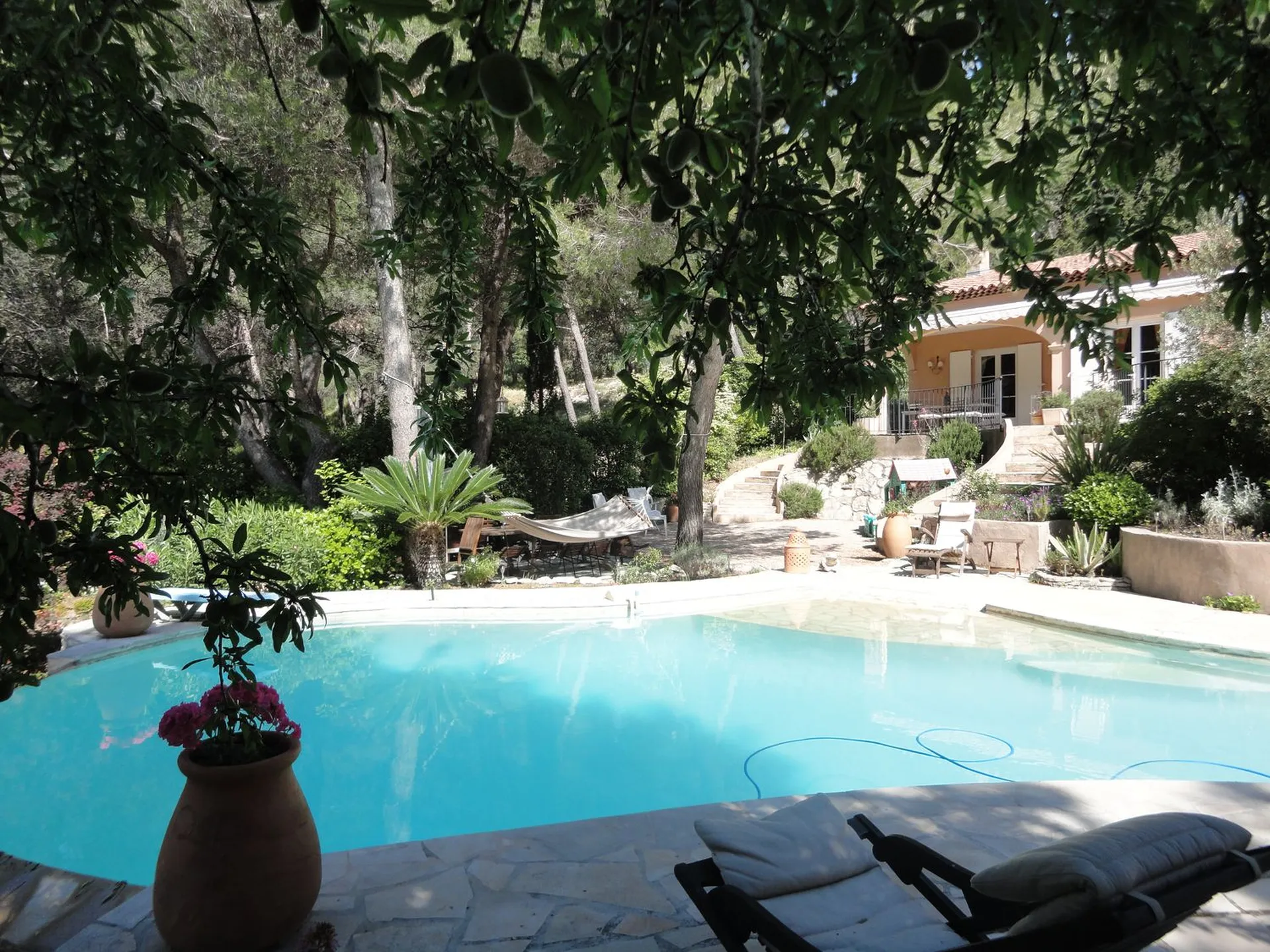 maison avec terrain paysager et piscine roquefort la bedoule