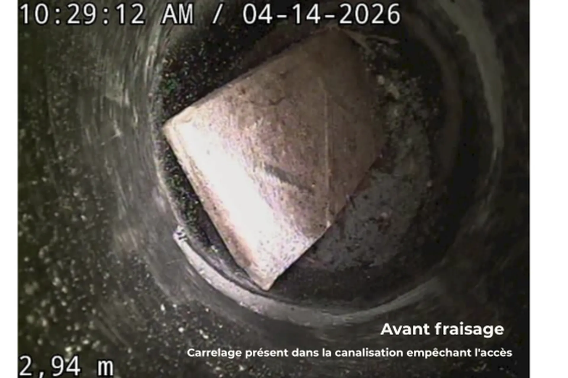 photo d'un bout de carrelage présent obstruant la canalisation 
