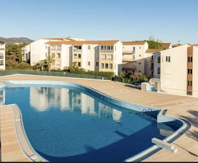 Charmant T2 Rénové à Fréjus : Calme, Tennis et Piscine Olympique