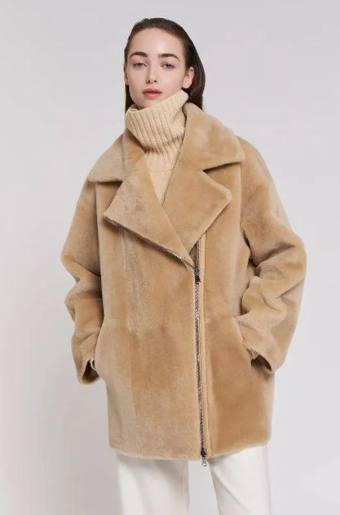 La collection automne-hiver 2024 Manzoni 24, des vêtements intemporels, chics et élégants.