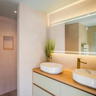 Salle de bain : Salle de bain lumineuse avec douche moderne, vasque élégante et matériaux naturels, alliant confort et style contemporain, par l’Atelier D. architecte d'intérieur à Bordeaux