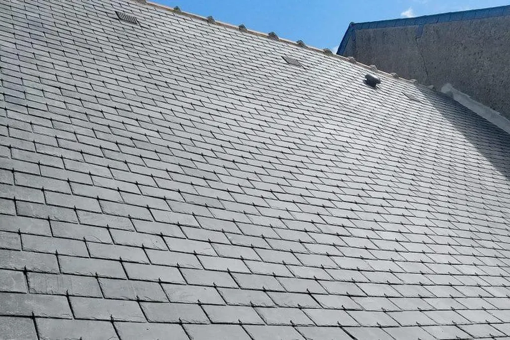 Exemple de couverture en ardoise naturelle parfaitement alignée