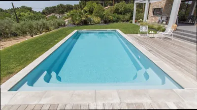 Installer une piscine rectangulaire moderne avec escaliers intégrés et plages contemporaines pour une maison à Aubagne proche de Gémenos