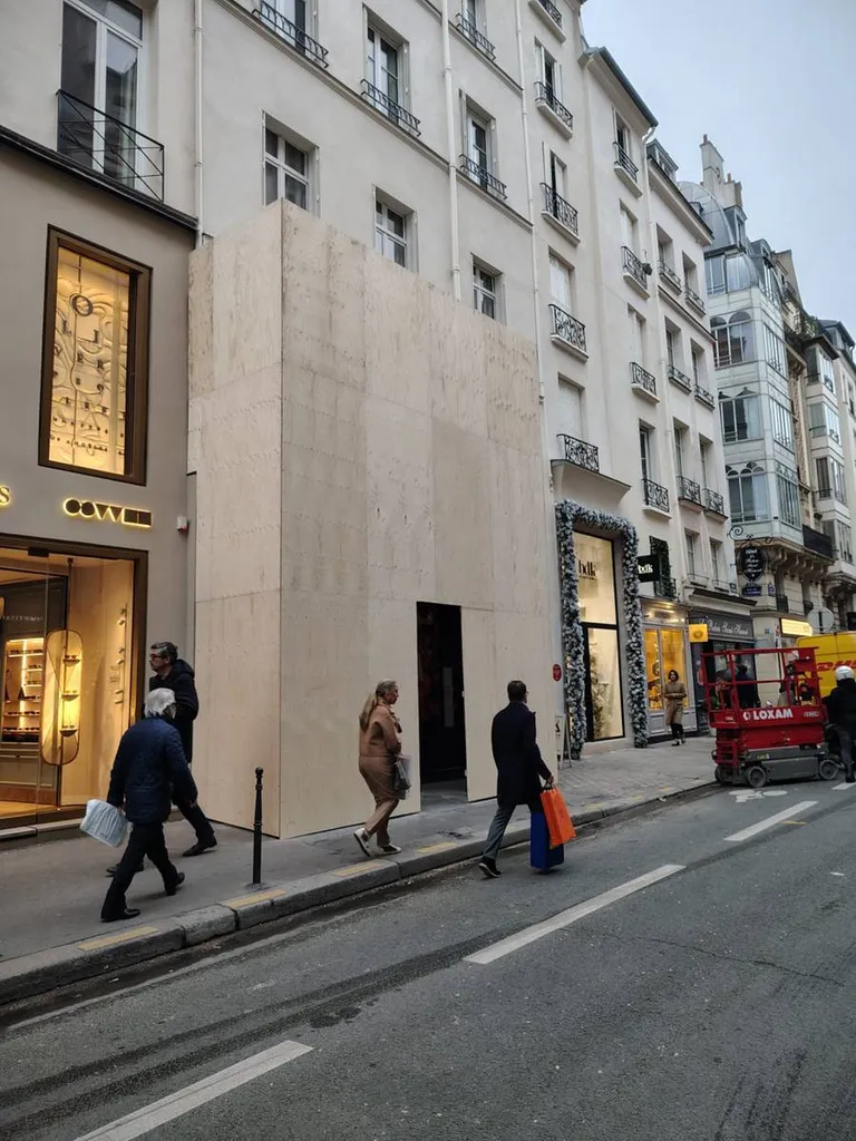 Mise en place d'une Structure d'habillage de palissade à Paris 8