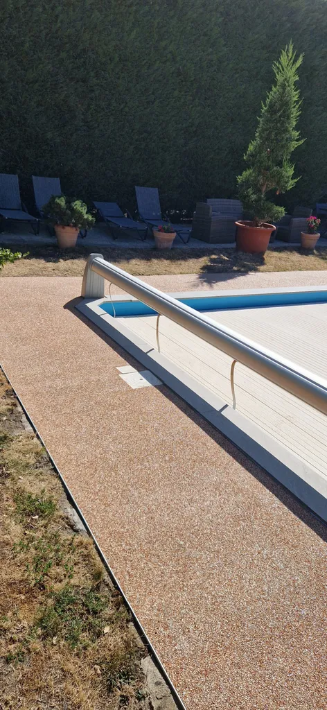 Nettoyage d'une terrasse en moquette de pierre Resineo à RIORGES