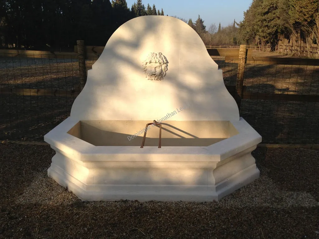 Fronton et bassin en pierre d'Estaillades