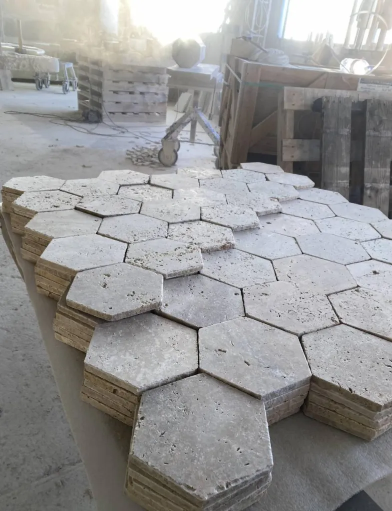 Tomette hexagonale Travertin en cours de fabrication dans l'atelier de Valliguières