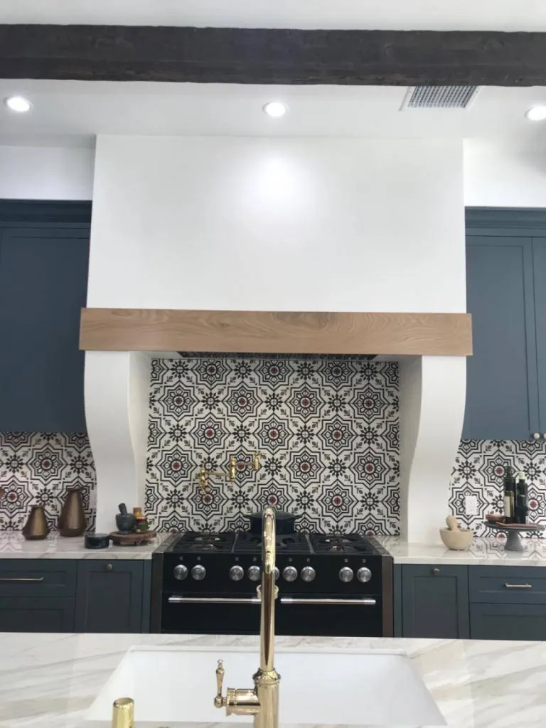 HAUTE DE CUISINE EN TADELAKT BLANC A LOS ANGLES