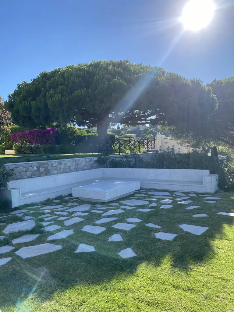 Braséro, banquettes et escalier en Botticcino au Cannet