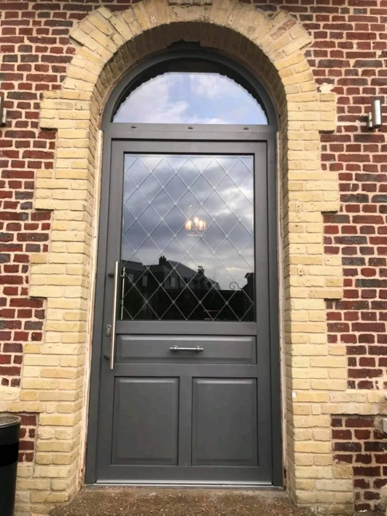Réalisation d'une porte d'entrée et menuiseries en mixte PVC/aluminium sur un hôtel ancien à Étretat (76) - Normandie 