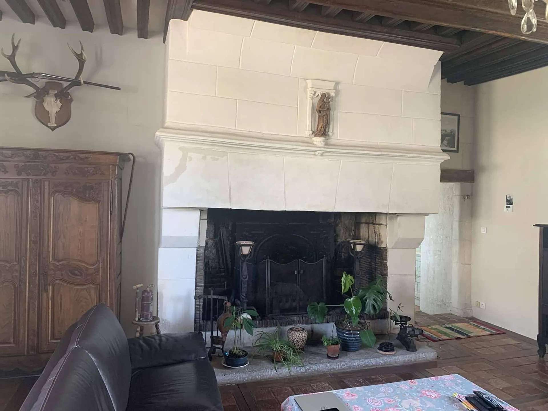 DANS LA VALLEE DE LA RISLE (EURE) MANOIR NORMAND EN PIERRES ET COLOMBAGES