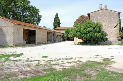 Dans les Monts de Vaucluse, en bord de Sorgue, authentique mas à rénover   