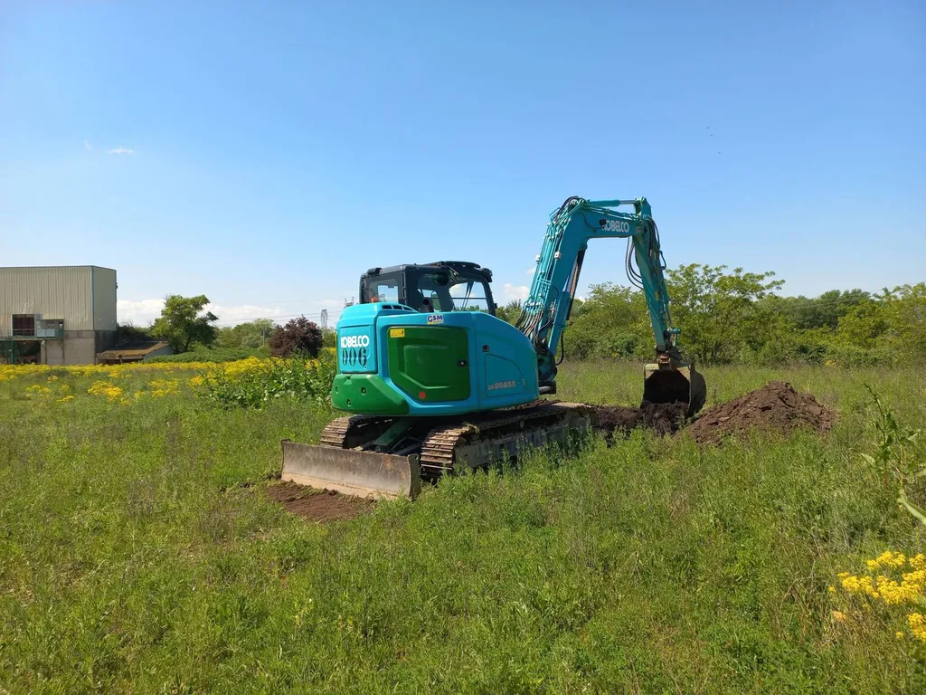 Excavation des terres pour prélèvement de sol à Manosque dans les Alpes de Haute Provence 