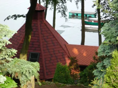 Panneau métallique pour une toiture d'habitation de loisirs (cabanon) dans la région aquitaine