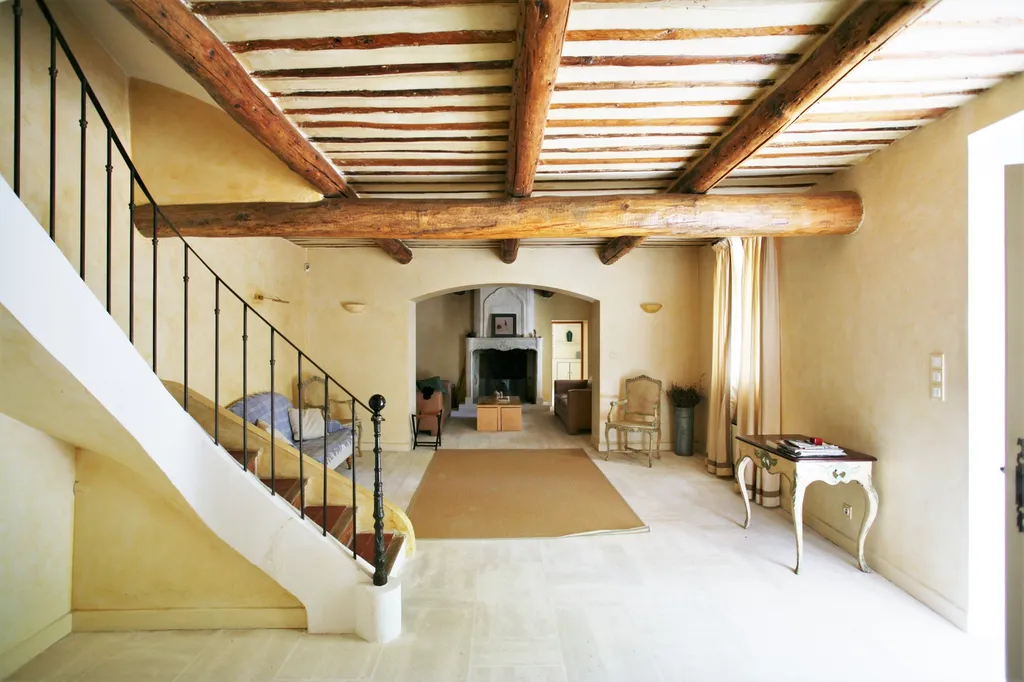 A vendre à Pernes-les-Fontaines, ancien mas avec dépendances sur 3,5 hectares de terrain    