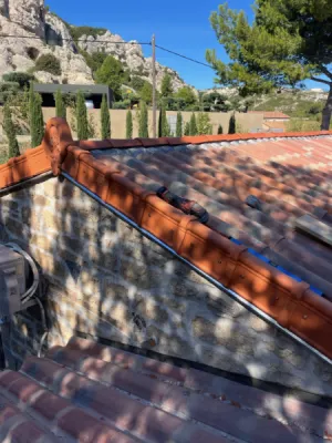 pose des tuiles universel avec fronton décoratif 