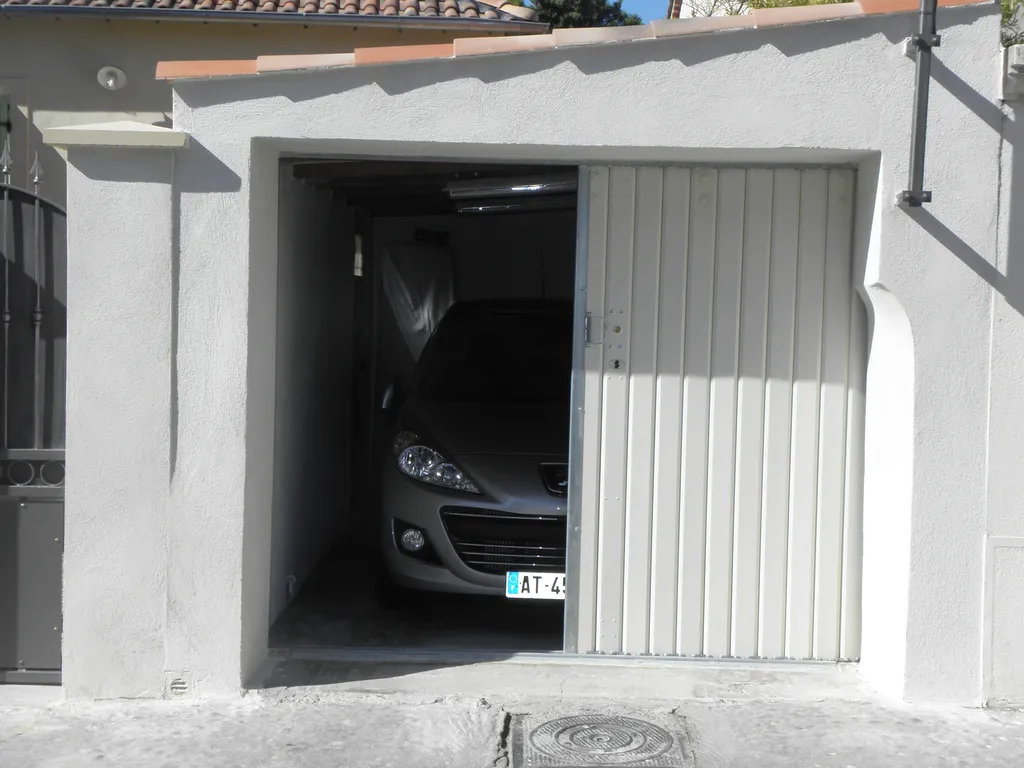 Installer une porte de garage coulissante latérale chez un particulier à Arles proche de Beaucaire