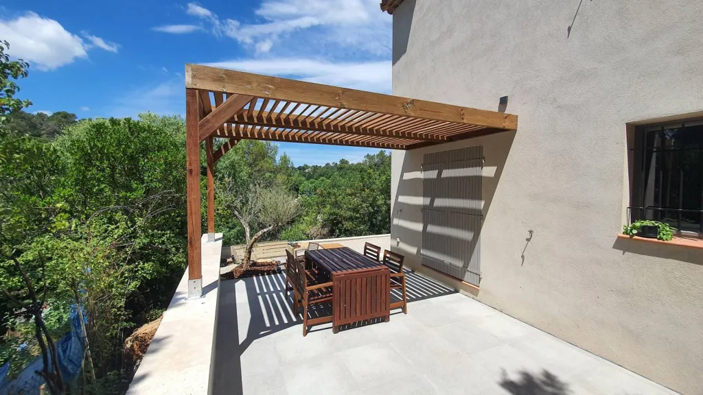 Persiennes et couverture de pergola en bois proche de Sainte-Maxime dans le Var 83
