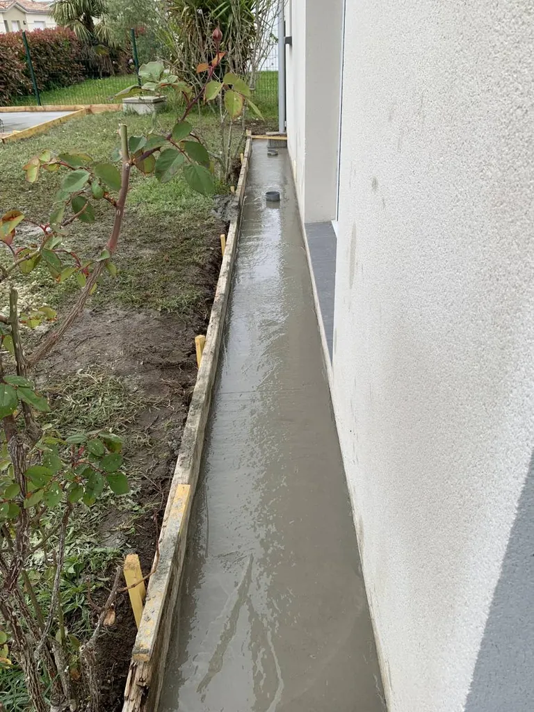 travaux de terrassement avec création trottoir béton sur CADAUJAC