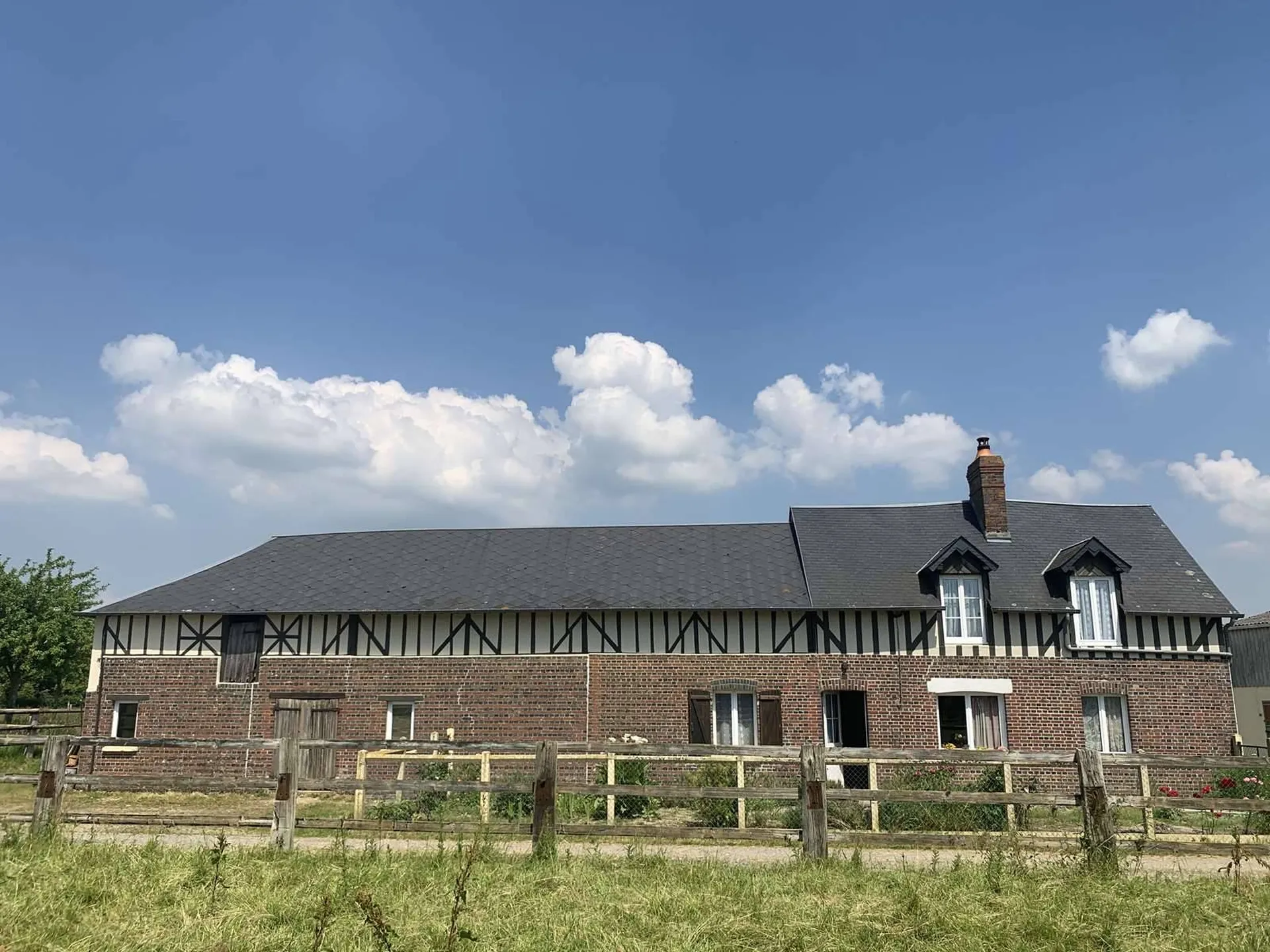 PAYS D'AUGE DU CALVADOS : Région LIVAROT : Structure Equestre et élevage de bovins de 28 HA