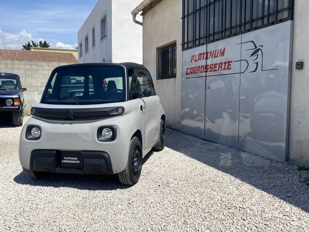 Personnalisation de voiture électrique Citroën AMI avec covering sur mesure à Marseille – Carrosserie spécialisée dans véhicules urbains à Aubagne et alentours