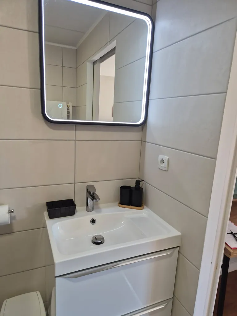 Transformation de salle de bains en accessibilité PMR avec installation sanitaire et carrelage de douche à Sète