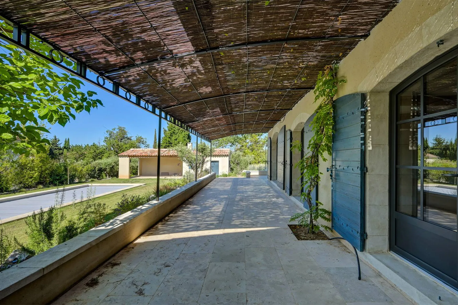 Pergolas en fer forgé et canisse 