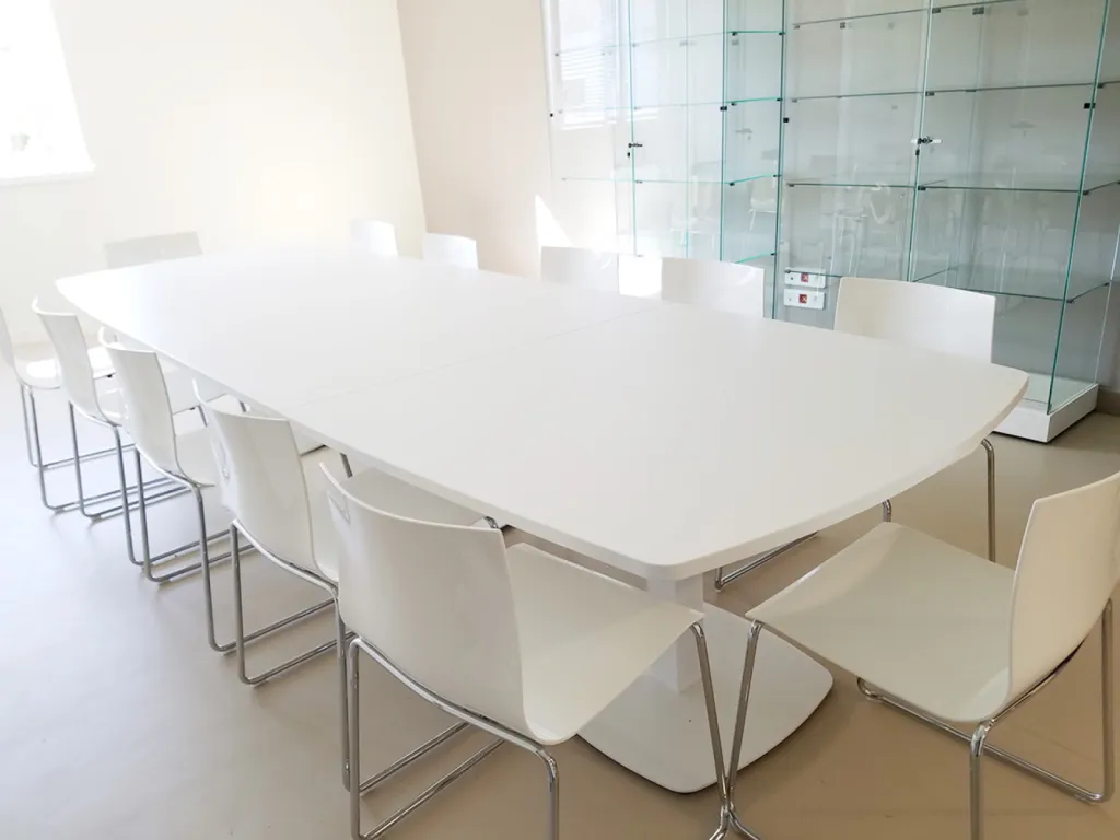 Modernisation des bureaux Bioderma à Aix-en-Provence avec mobilier Vista, dessertes électrifiées et grande table Tonneau pour NAOS