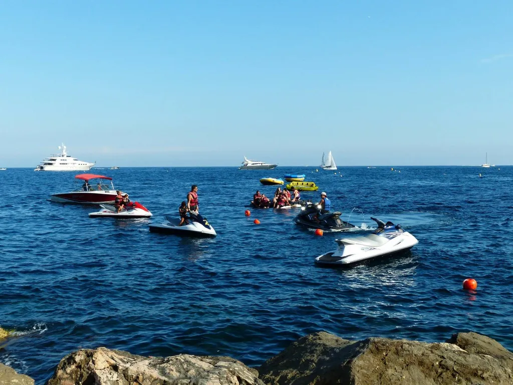 Randonnée jet ski 1 heure au FORT DE BRÉGANÇON avec la base nautique AUDEMAR à HYERES