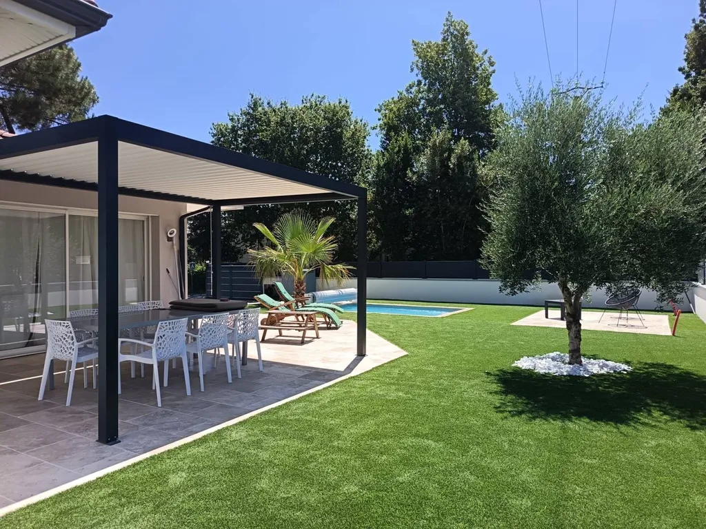 Construction d'une piscine sur-mesure et aménagement extérieurs près d'Ambarès et Lagrave
